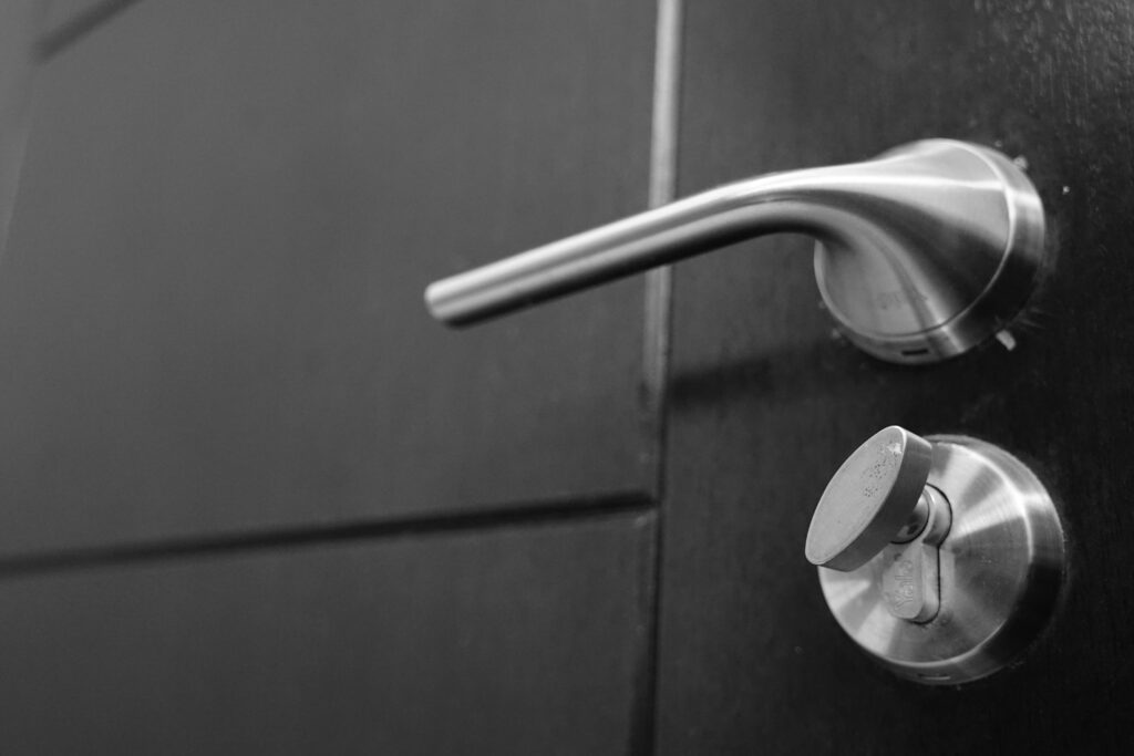 Realizzazione di aperture per porte su strutture in cls a Bari
